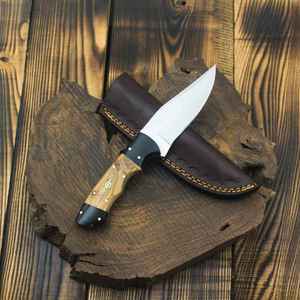 Couteau de chasse à lame fixe, fait main, en acier inoxydable, avec manche en bois et étui en cuir. - Product Image 5