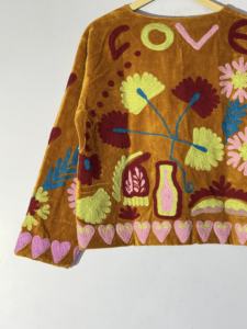 Chaqueta suzani hecha con amor en India, elaborada por artesanos locales en Jaipur, Rajasthan. - Product Image 3