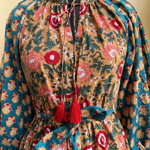 เดรสยาวลำลองลายดอกไม้ผ้าฝ้ายสำหรับผู้หญิง คอจีน แขนยาว ไซส์ใหญ่ สีสันตัดกัน เหมาะสำหรับใส่ในฤดูร้อน - Product Image 1