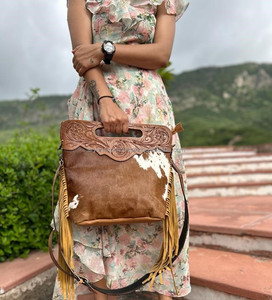 New Western Hand Tooled Hair On Hide Fur Bolsos con flecos de cuero Venta caliente Elegantes bolsos cruzados con correa de cuero tallado - Product Image 6