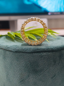 Elegante anillo de diamantes de corte redondo y esmeralda en oro amarillo de 18 quilates, un diseño de corte dual atemporal con brillo brillante y lujo refinado. - Product Image 2