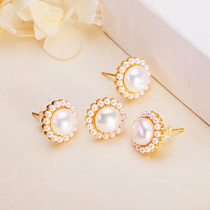 Pendientes de Perlas de Agua Dulce de Zhuji, Nuevos, Sencillos y Modernos, con un Solo Aro con Incrustaciones de Flores, Chapados en Oro sobre Cobre - Product Image 2