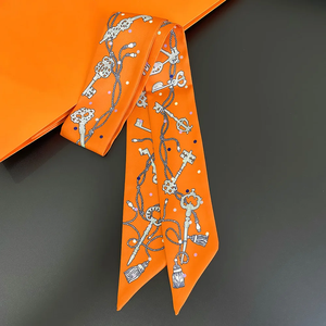 Pañuelo de seda cuadrado con borlas y cadena, versátil como pañuelo para el cuello, banda para el pelo, correa para bolso y accesorio de cinta. - Product Image 5