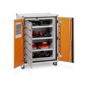 Armadio di Ricarica Batterie 8/10 Premium Plus lockEX VDMA con Piedi, 400V - Product Image 1