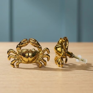Poignée de meuble en fonte en forme de crabe doré, design côtier, pour armoire, cuisine, salle de bain, tiroir, durable et originale - Product Image 1