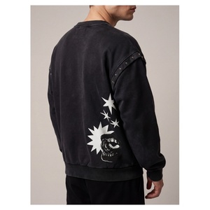 Sudadera negra gruesa con estampado gráfico de Bornraees y detalles de hombros con tachuelas para un estilo urbano atrevido. - Product Image 2