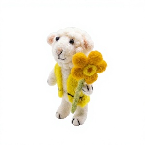 Adorno Navideño de Fieltro de Lana Hecho a Mano, Ecológico y Tradicional, con Diseño de Oveja en Vestido Amarillo y Flores, Decoración de Pared Interior con Animal de Dibujos Animados - Product Image 3