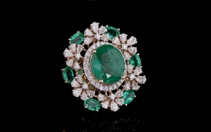 Pendientes Clásicos de Esmeralda Verde de Laboratorio con Halo de Diamantes Cultivados en Laboratorio |    Joyería de Lujo para Bodas y Fiestas - Product Image 4