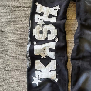 Pantalon de survêtement noir imprimé pour homme, taille élastique avec cordon de serrage, logo lettre décontracté sur la jambe gauche, tricoté mi-lourd, style automne - Product Image 2
