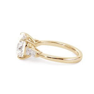 Bague de fiançailles en or jaune 18 carats avec diamant de laboratoire taille ancienne européenne de 4 carats et pierres latérales baguette coniques – Vente en gros - Product Image 5