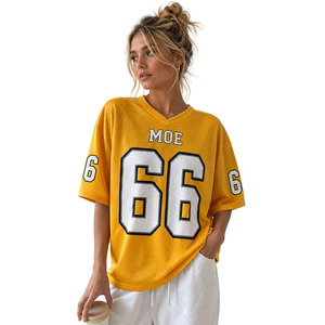 En gros Maillot de football américain jaune en maille pour femme, coupe oversize, col en V, manches courtes, style sportswear, varsity et streetwear décontracté - Product Image 1