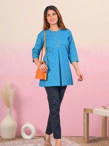 Kurti court en coton imprimé floral bleu sarcelle, élégant et décontracté, en tissu respirant et confortable, haut pour femme, idéal pour l'été et le quotidien. - Product Image 3