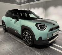 Le MINI Aceman E Classic (J05) 2025 est un véhicule compact tout électrique de type crossover