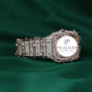 Reloj de Cuarzo de Moda Cuadrado de Acero Inoxidable Personalizado con Diamantes de Moissanita, Totalmente Cubierto de Diamantes, con Brazalete de Espinas Plateadas - Product Image 2