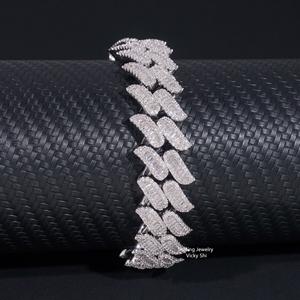 Pulsera de Lujo con Eslabones Cubanos de Moissanita Iced Out, Joyería Hip Hop, Pieza Destacada con Diamantes VVS1 Baguette - Product Image 1