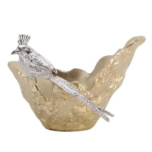Bol en métal doré fait main avec décor d'oiseau argenté, plat de service décoratif pour la décoration de table, 19 cm - Product Image 4