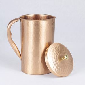 Ensemble de carafes en cuivre pour une présentation gastronomique haut de gamme, service d'eau en métal avec verres, durable, réutilisable, vaisselle de cuisine et de salle à manger. - Product Image 4