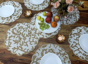 Chemin de table perlé fait main avec broderie florale dorée sur tissu bleu clair pour la décoration intérieure - Product Image 2