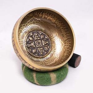 Ensemble de bols chantants tibétains faits à la main, en laiton, avec cinq Buddhas Dhyani en relief, pour la guérison sonore - Product Image 3