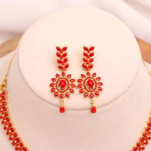 Elegante conjunto de joyería de coral, chapado en oro de 22 quilates, collar clásico de latón dorado para mujer, conjunto de joyería de coral de estilo artesanal. - Product Image 2