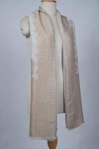 Châle en cachemire et laine fine VIC pour femme, motif cachemire taupe, élégant, finition brillante, idéal pour l'hiver et le quotidien - Product Image 3