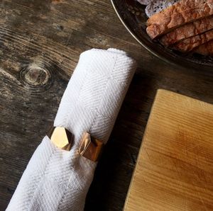 Anneau de serviette en métal artisanal conçu pour des accessoires de cuisine haut de gamme, rehaussant les présentations de table pour les dîners formels - Product Image 2