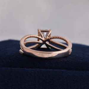 แหวนเพชรทรงรัศมี CVD เพาะเลี้ยงในห้องปฏิบัติการ รับรองโดย IGI ทองคำโรสโกลด์ 14K น้ำหนัก 2.5 กรัม VS1 สี F เครื่องประดับชั้นดีสำหรับผู้หญิง ประดับเพชรด้านข้าง สำหรับงานแต่งงาน OEM - Product Image 2