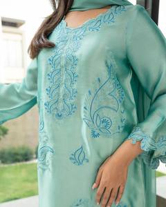 ชุดคุर्ติผ้าออร์แกนซ่าปักลายสีฟ้าอมเขียว พร้อมผ้าคลุมไหล่แบบไล่เฉดสีคู่ - Product Image 6