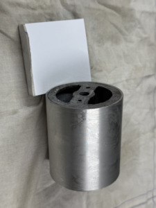 Cilindro de metal pulido fundido para aplicaciones industriales - Product Image 2