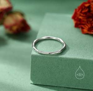 Anillo Delgado de Plata de Ley Martillado, Anillo Delicado de Forma Irregular, Anillo para Apilar, Anillo Ondulado - Product Image 1