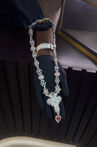 Collar con Colgante de Cruz y Corazón en Oro Sólido con Diamantes de Laboratorio, Micro Pavé, Certificado IGI, Joyería Unisex - Product Image 2