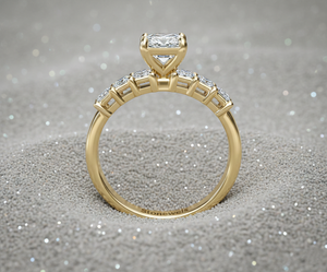 Anillo de Compromiso con Diamante Cultivado en Laboratorio Stonewels, Corte Esmeralda en el Centro, Piedras Laterales en Forma de Baguette, Engaste de Oro de 14K - Product Image 3