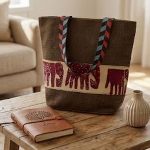 Sac fourre-tout en jute marron fait main Hathi Print avec fermeture ouverte et décoration brodée - Product Image 1
