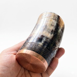 Corne à boire viking sculptée à la main de luxe, en corne de bœuf naturelle, à prix avantageux - Product Image 1