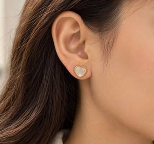 Boucles d'oreilles personnalisées plaquées rhodium, clous en calcédoine blanche en forme de cœur, sertis clos, bijoux de luxe minimalistes et romantiques pour femme, pour le quotidien ou les mariages - Product Image 1