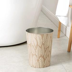 Cubo de basura metálico beige con estampado de hojas, redondo y decorativo, perfecto para el hogar, baño, dormitorio y oficina, procedente de la India. - Product Image 6