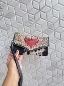 Nuevo Bolso de Mano de Diseño en Cuero Repujado a Mano, Elegante Bolso de Mano de Diseño en Cuero Repujado a Mano con Bordado de Corazón en Piel con Pelo, Estilo Bohemio - Product Image 5