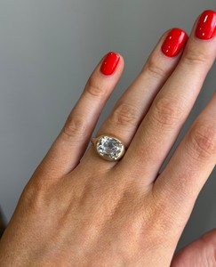 Bague solitaire à griffes sertie de diamant de laboratoire taille coussin antique 4 carats, certifiée IGI - Product Image 3