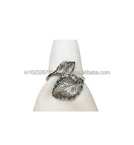 Servilletero de metal con detalles pintados a mano, perfecto para mesas de brunch de primavera o verano en jardines al aire libre - Product Image 6