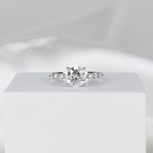 แหวนเพชรเพาะเลี้ยง 2 กะรัต รับรองโดย IGI สี E ความสะอาด VVS2 ทรงกลมสามเม็ด ทองคำขาว 14K แหวนหมั้น - Product Image 1