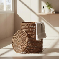 Panier à linge rectangulaire tissé, avec couvercle articulé et support en métal doré, disponible en gros.