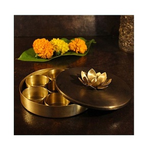 Caja de especias de latón hecha a mano, modelo Masala Dan, con 7 recipientes y tapa con intrincados motivos florales tallados - Juego organizador de cocina tradicional indio - Product Image 3