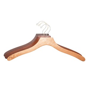 Perchas de madera de lujo de alta calidad con logotipo personalizado para tiendas de ropa, perchas de madera maciza de hombro ancho para trajes y abrigos para armarios de hotel. - Product Image 1