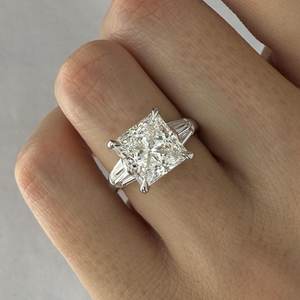 Anillo de Compromiso de Tres Piedras con Diamante Cultivado en Laboratorio de Corte Princesa de 4 Quilates E VS1, Triada de Baguettes Cónicas, Certificado IGI - Product Image 1