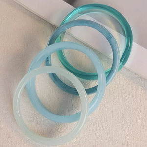 Bracelets en résine Aqua Glow translucides, bracelets effet verre Sea Breeze, ensemble de bracelets en résine Pastel Lagoon, empilables en cristal - Product Image 1