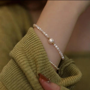 Bracelet en perles d'eau douce de style rétro, design haut de gamme avec une élégance simple, niche artisanale de luxe - Product Image 1