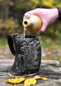 Taza de cuerno natural hecha a mano Taza de beber de estilo vikingo para cerveza, cerveza o hidromiel Jarra de cuerno real pulida - Product Image 2