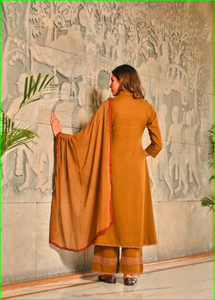 ชุดคุรตะผ้าฝ้ายอานาร์กาลีสีน้ำตาลคาราเมลประดับด้วยงานปัก พร้อมผ้าคลุมไหล่ - Product Image 2