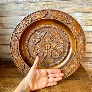 Plateau en bois gravé de style vintage, idéal pour offrir en cadeau, pour l'accueil des invités, la présentation et comme vaisselle décorative élégante - Product Image 3