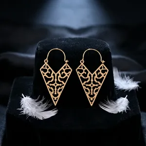 Pendientes de Aro Dorados Modernos de Latón de 55x31MM, Chapados en Oro y Plata, para Venta al Por Mayor y Exportación de Proveedor Indio - Product Image 4